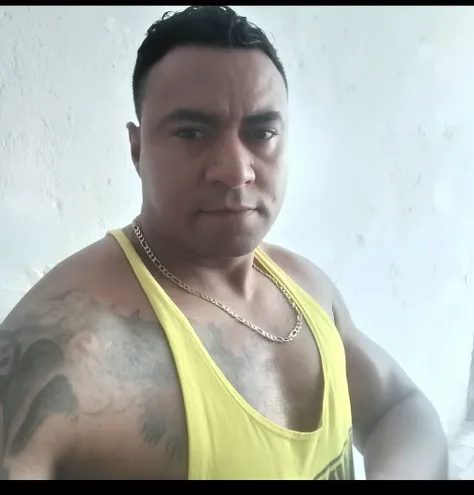 Theres a man in a yellow tank top and a chain around his neck, Ronaldo Nazario Fenomeno, Ronaldo Luis Nazario de Lima, 3 2 - ano - homem de idade, victor maristane, ele tem cerca de 4 0 anos de idade, ele tem cerca de 40 anos, Ronaldo Nazario, Eloy Morales...