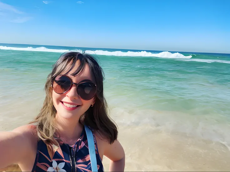 Uma mulher com cabelos castanhos e longos, oculos de sol, sorrindo para foto, com maio preto, In the background the very blue sea with white waves and blue sky