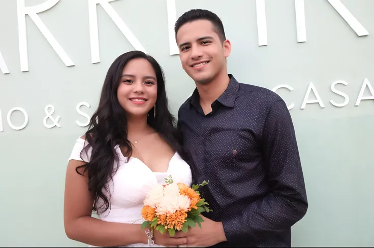 noivos posando para uma foto em frente a uma placa, Malika Favre, Casal feliz, Directed by: Willian Murai, Directed by: Samuel Silva, casamento, Lovely couple, icaro carvalho, Directed by: Nandor Soldier, andrea rocha, par, Parece Fabiula Nascimento, Jaque...