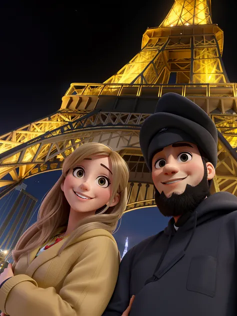 Casal sorrindo, mulher loira e homem de boina, na frente da Torre Eiffel iluminada de noite