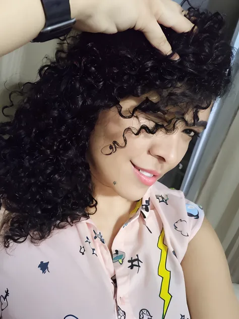 there is a woman with a pink shirt and a black hair, cabelo encaracolado preto, cabelos negros cacheados, franja encaracolado, cabelos cacheados, longos cabelos cacheados pretos selvagens, curly hair, afro encaracolado, encaracolado, longos cabelos cachead...