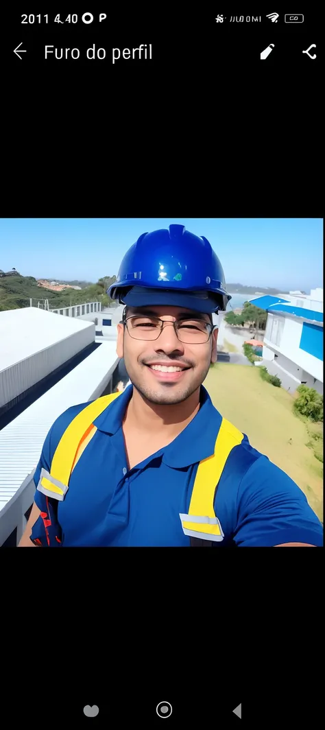 um close up de um homem usando um capacete e uma camisa azul, imagem profissional, imagem do avatar, imagem de perfil, foto de perfil, foto de perfil profissional, zigor samaniego, 2 7 anos, andres rios, 2 8 anos, 3 2 anos, Fotografia tirada em 2 0 2 0, da...