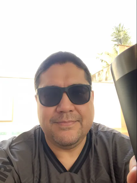 Theres a man whos got a glass in his hand, inspirado em Rodolfo Morales, inspirado em Eddie Mendoza, andres rios, Postagem no Reddit, Alex Yanes, Luis Nieves Sr., segurando um par de ventiladores. irreal 5, with sun glasses, inspirado em Ric Estrada, Direc...