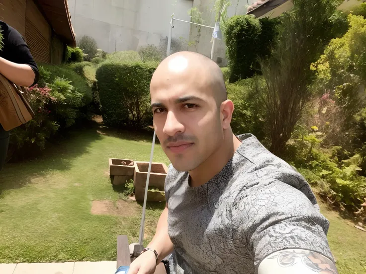 Theres a Man Taking a Selfie with a Camera in the Backyard, sem cabelo, completamente careca;, no jardim, caio santos, foto Selfie, no jardim, Selfie de um homem, selfie shot straight on angle, Selfie!!!!! de um homem, cerca de 3 5 anos, david rios ferreir...