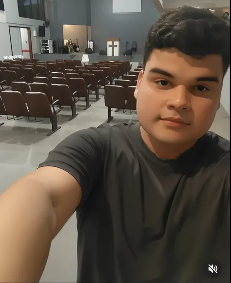 Menino branco com cabelo preto um pouco cacheado, Gradient social cut, with black shirt and with drawstring with a red cross