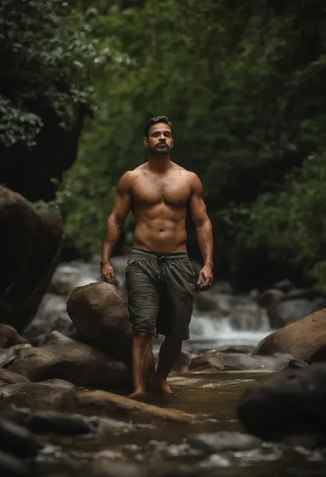 Um homem nu,se banhando em uma cachoeira,sem blusa,de cueca