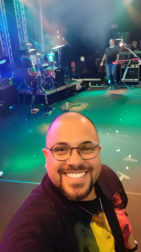 homem sorridente na frente de uma banda no palco com um microfone, big head on stage, no palco, audience selfie, no palco de concertos de rock, no palco, em um palco, foto do concerto, in front of a large crowd, Fotografia selfie 8k, taken in the early 202...