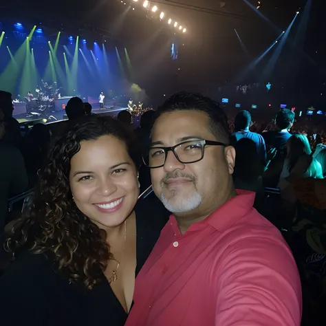 they are posing for a picture in front of a crowd of people, foto do concerto, divertindo-se, Fotografia tirada em 2 0 2 0, audience selfie, Foto tirada em 2018, non blurry, non blurry, foto assustadora, foto ruim, muito bobo olhando, tiro largo!!!!!!, lig...