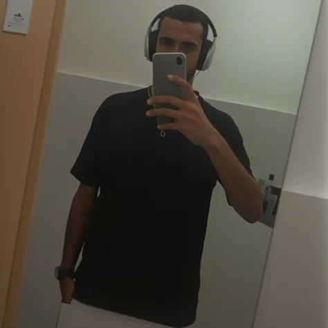 Theres a man taking a selfie in a mirror with headphones on, em torno de 1 9 anos, imagem de qualidade muito baixa, selfie espelho, tiradas no final dos anos 2000, ficou em um supermercado, iphone selfie, com fones de ouvido, foto fit, foto do perfil, take...