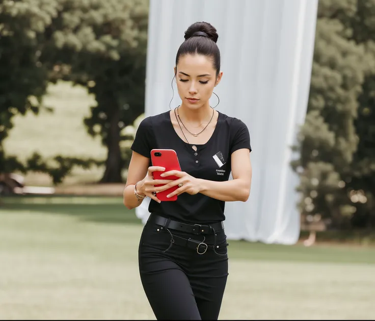 Theres a woman walking on the grass filming with her cell phone, roupas pretas casuais, cintura magra e quadris grossos, trabalhando em um evento como videomaker.