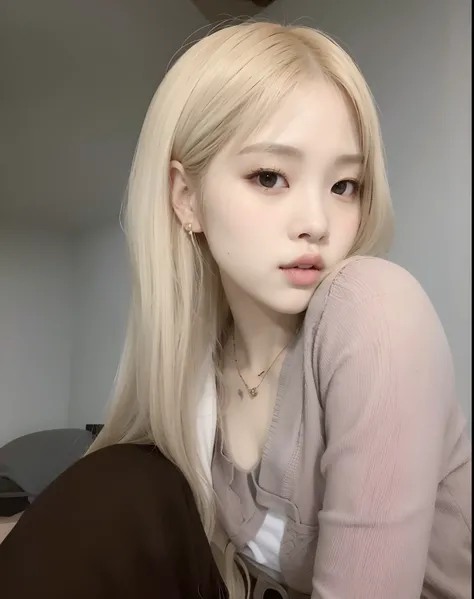 Mujer afligida con el pelo rubio y una camisa rosa, Parque Roseanne de Blackpink, Chica coreana, pale hair, cabello rubio muy, very pale, ulzzang, Retrato de Jossi de Blackpink, extremely pale blond hair, Kim Doyoung, Jossi de Blackpink, Hermosa mujer surc...