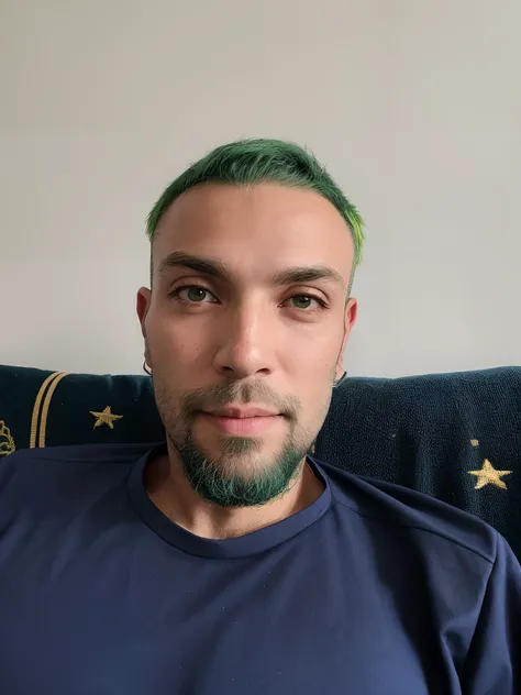 Theres a green-haired, bearded man sitting on a couch, cabelos verdes, cabelo verde curto despenteado, com longos cabelos azul-turquesa, corte de cabelo tingido cyberpunk, com cabelos azuis, with sprouting rainbow hair, juba verde, green head, cabelo verde...