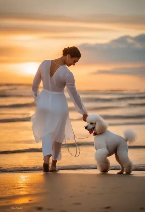 Foto de casal segurando um poodle branco, felizes de ferias na praia.