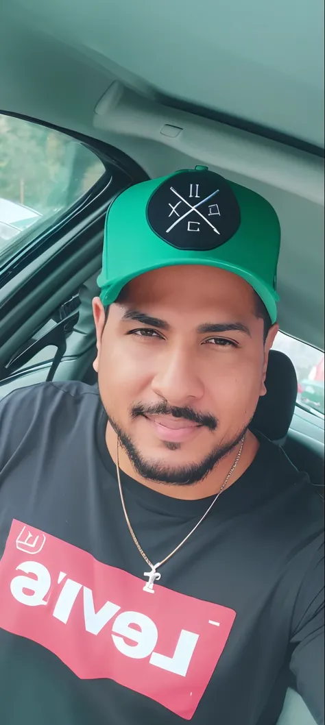 Theres a man in a green hat and black shirt, andres rios, David Villegas, Alex Yanes, Brian Pulido, Cristiano Orrillo, Eloy Morales, foto de perfil headshot, Joel Torres, andrew gonzalez, Retrato de Danny Gonzalez, taken in the early 2020s, victor maristan...