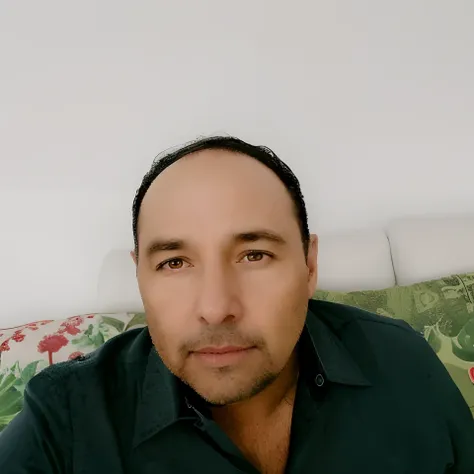 there is a man sitting on a couch with a remote control, (38 anos), Homem de 4 0 anos, cerca de 3 5 anos, andres rios, Jose Miguel Romano Francisca, 38 anos, zigor samaniego, Eloy Morales, victor maristane, Homens de 45 anos, 3 2 anos, Carlos Ortega Elizal...