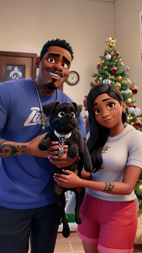 Homem negro tatuado com a sua mulher morena de cabelo da cor preta e liso com seu cachorro pug preto no centro de gravata de natal