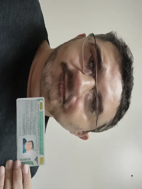 Theres a man with a green card and a green card, cerca de 3 5 anos, Homem de 4 0 anos, SSR Card, foto muito precisa, Photo taken from behind, imagem de qualidade muito baixa, foto do passaporte, imagem muito clara, (38 anos), 38 anos, 3 6 anos, postprocess...