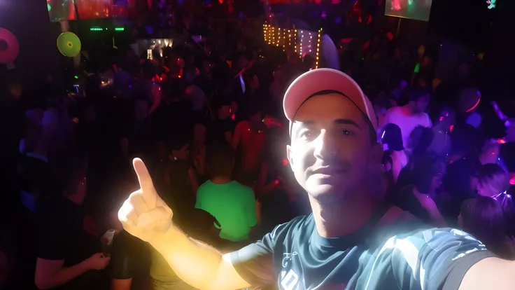 there is a man that is standing in front of a crowd, em uma boate, festa rave, na noite da selva !!!, tirada em discoteca, Ibiza Nightclub Inspired Dance, Pessoas do partido em segundo plano, non blurry, Standing in a Starbase bar, foto de perfil 1024px, d...