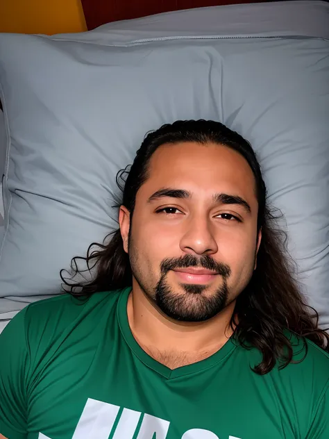 homem arafed com fones de ouvido e uma camisa verde deitado em uma cama, Homem de 4 0 anos, (38 anos), 38 anos, 3 6 anos, 3 2 anos, cerca de 3 5 anos, taken in the early 2020s, 2 9 anos, foto de perfil 1024px, foto do perfil