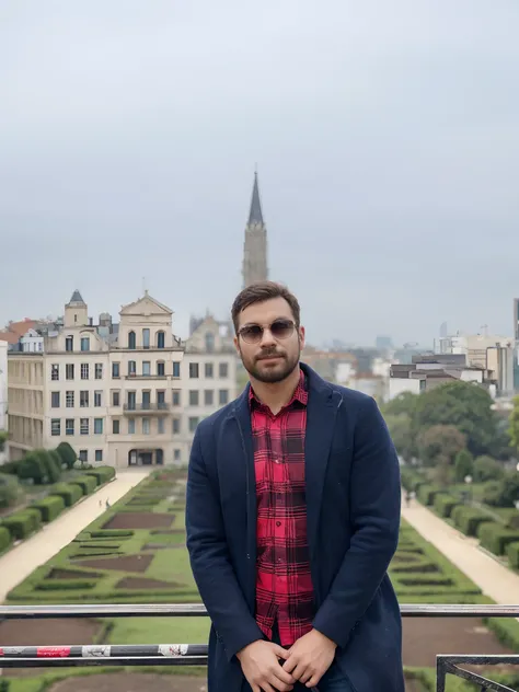 Homem de camisa vermelha e casaco azul parado em frente a uma cerca, com um parque ao fundo, standing in a city center, Parque em segundo plano, com uma cidade em segundo plano, Cidade em segundo plano, arquitetura em segundo plano, cidade em segundo plano...