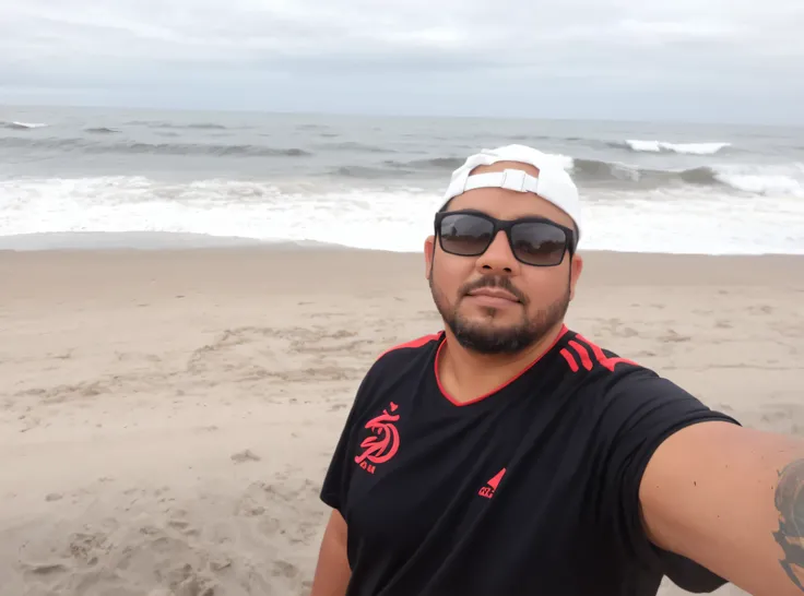 Theres a man taking a selfie on the beach, O oceano ao fundo, foto de praia, oceano ao fundo, posando em uma praia com o oceano, em uma praia, na praia, na praia, no mar, standing at the beach, Fotografia selfie 8k, the sea and storms behind him, standing ...