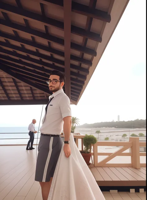 Um homem de 30 anos, com cabelos castanhos curtos,face de diamante, olhar rigoroso, e olhos castanhos, Wearing white white shirt with tie and glasses.