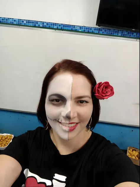 Theres a woman with face paint and a rose in her hair, half skull half face, metade mulher metade esqueleto, half skull face, Meia cara, olhar assustador, Dia de Finados:!!, cara assustadora, O Dia dos Mortos!, Celebrando o Dia dos Mortos, Dia dos Mortos M...