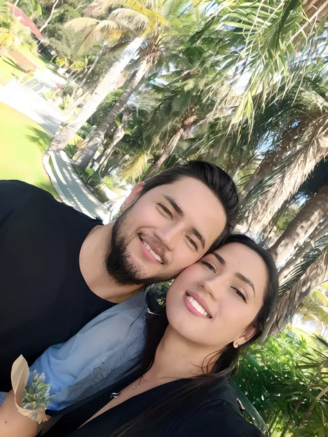 there is a man and a woman that are posing for a picture, Casal feliz, imagem de perfil, Tyler Edlin e Natasha Tan, Parque em segundo plano, no parque em um belo dia, divertindo-se, palmeiras no fundo, com um parque ao fundo, com palmeiras nas costas, em u...