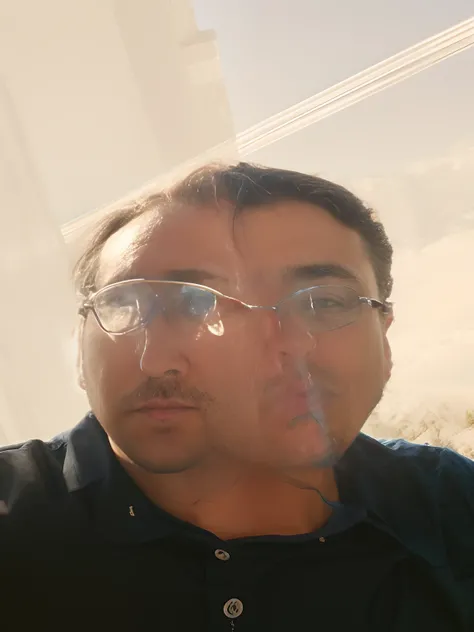 homem de camisa azul, 22 anos, On the hotel balcony of a beautiful beach with glasses in blue and dark red colors