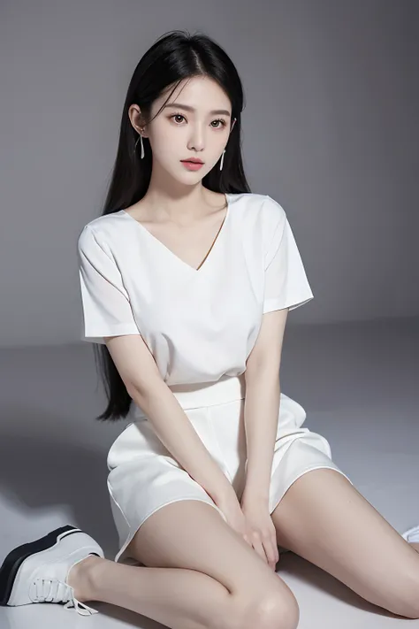 She wears a white short-sleeved shirt，A white suit skirt and white leather shoes，Almost all white，The body is slender and therefore long，white complexion、Delicate，Olive-shaped face shape，A pair of clear eyes，The bridge of the nose is slightly higher and st...