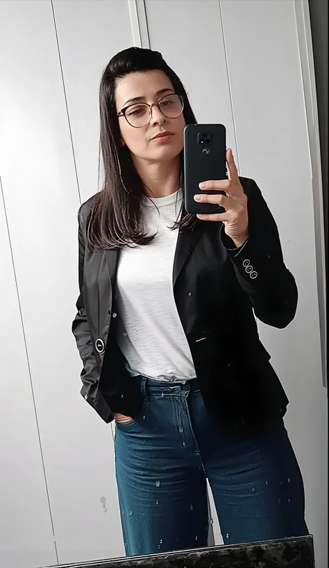 mulher tirando uma selfie em um espelho com seu celular, vestindo uma jaqueta preta, casual business clothes, Casual inteligente, foto da roupa, wearing jacket, business outfit, usando um blazer preto, vestindo uma jaqueta preta extravagante, traje: soprar...