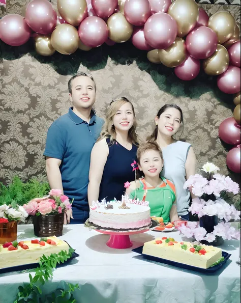 There is a group of people in front of a table with a cake, imagem de perfil, birthday party, Happy family, foto do perfil, at a birthday party, celebrating a birthday, Family photo, celebration, Directed by: Veronica Ruiz de Velasco, foto de perfil, Direc...