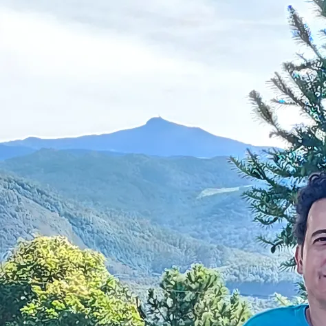 Arafed man standing on a deck with mountain view, com montanhas ao fundo, com montanhas no fundo, com montanhas como pano de fundo, em frente a uma montanha, Moutain no fundo, em frente a um fundo de floresta, album photo, Montanhas ao fundo, nas montanhas...