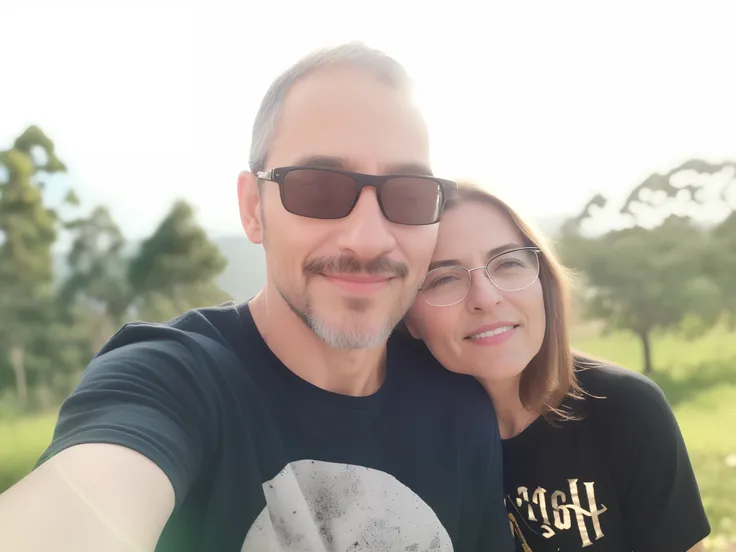 Theyre taking a selfie of themselves in the field, imagem de perfil, 4 5 I, Fotografia selfie 8k, com montanhas ao fundo, imagem do avatar, Homens de 45 anos, 3 6 anos, Fotografia tirada em 2 0 2 0, foto de perfil, retrato de casais, Casal feliz, 38 anos, ...