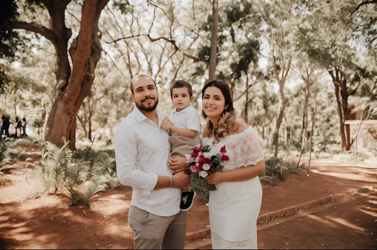 Noivos posam para foto com filho na mata, marido esposa e filho, Directed by: Nandor Soldier, 3 5 year brazilian mother, of a family standing in a park, portrait of family of three, Malika Favre, against the backdrop of trees, fami, family portrait, foto d...