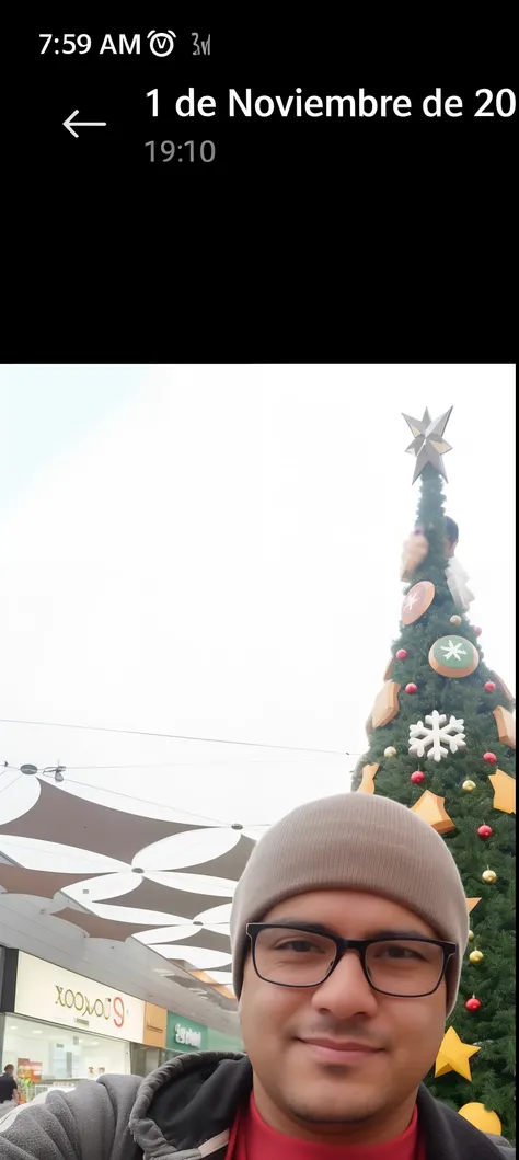 Arafed man taking a selfie in front of a Christmas tree, en un centro comercial, en un centro comercial, taken with sony a7r camera, aparecer en un centro comercial, photo taken with sony a7r camera, Tomada con Sony Alpha 9, 8k selfie photograph, with a tr...