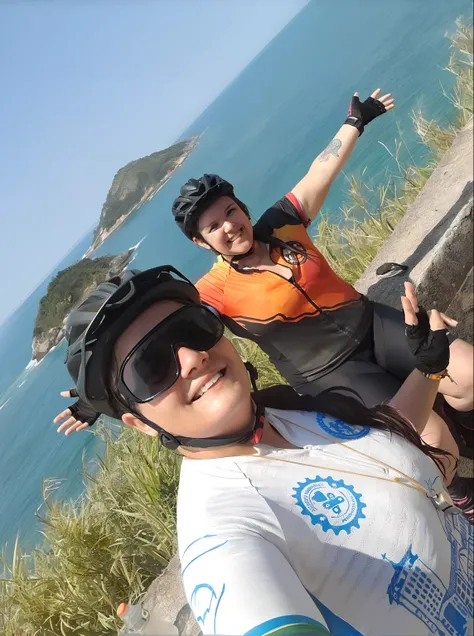 There are two people who are posing for a photo on a bicycle, ciclismo!!, Feliz!!!, imagem de perfil, Caroline Gariba, Postagem no Reddit, Capturado no iPhone, foto de perfil, 🚿🗝📝, touring, muito feliz!, divertindo-se, em cima dele, Viagem de bicicleta Hof...