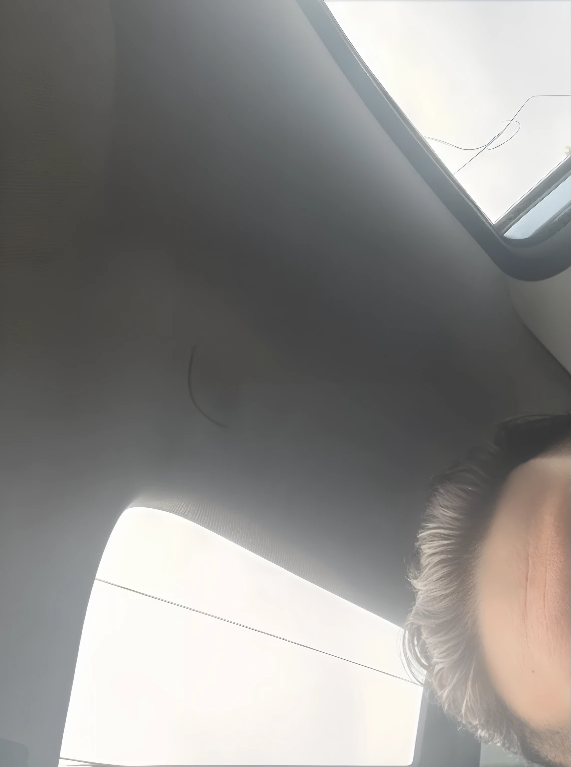 There is a man who is sitting in the back seat of a car, Fotografia selfie 8k, selfie de um homem, Homem de 30 anos, 3 6 anos, 3 2 anos, Homem de 4 0 anos, imagem de qualidade muito baixa, 38 anos, cerca de 3 5 anos, 2 9 anos, 2 8 anos