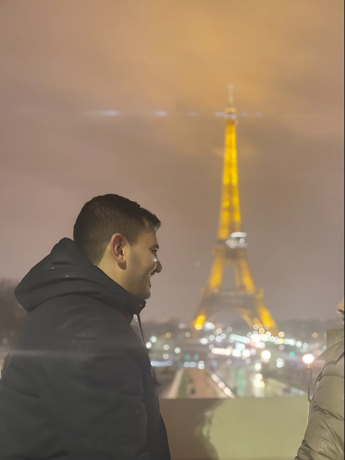 Araffes olhando para a Torre Eiffel ao longe, in front of the eiffel tower, com vista Eiffel, traveling in france, In the background, apenas neve no fundo, Fotografia tirada em 2 0 2 0, Bokeh Paris no fundo, em Paris, in the nighttime, Directed by: Tom Wän...