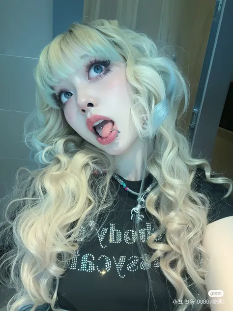 um close up de uma mulher com longos cabelos loiros e uma camisa preta, linda Delphine, very very pale blond hair, cabelo whitebangs cabelo, Fairycore, Rena Nounen Estilo 3/4, e 2K Cutecore Clowncore, extremely pale blond hair, portrait of japanese gyaru, ...