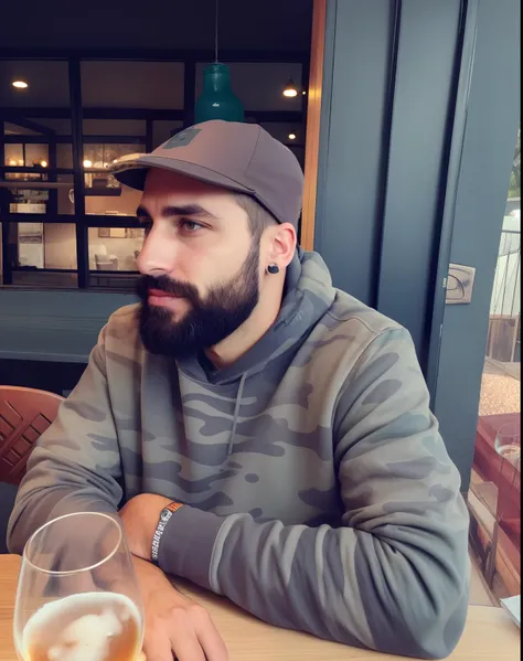 Theres a man sitting at a table with a glass of beer, careca com barba curta, Raphael Lecoste, Homem na casa dos 30 anos, Aykut Aydogdu, he is! cerca de 3 0 anos de idade, ástor alexander, 3 2 anos, Aves de Darnov, 3 6 anos, he got a big french musctache