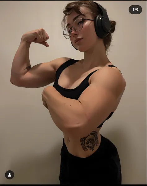 woman with headphones flexing muscles in a gym, showing off biceps, posar e flexionar, pose forte, big biceps, feminino e muscul...