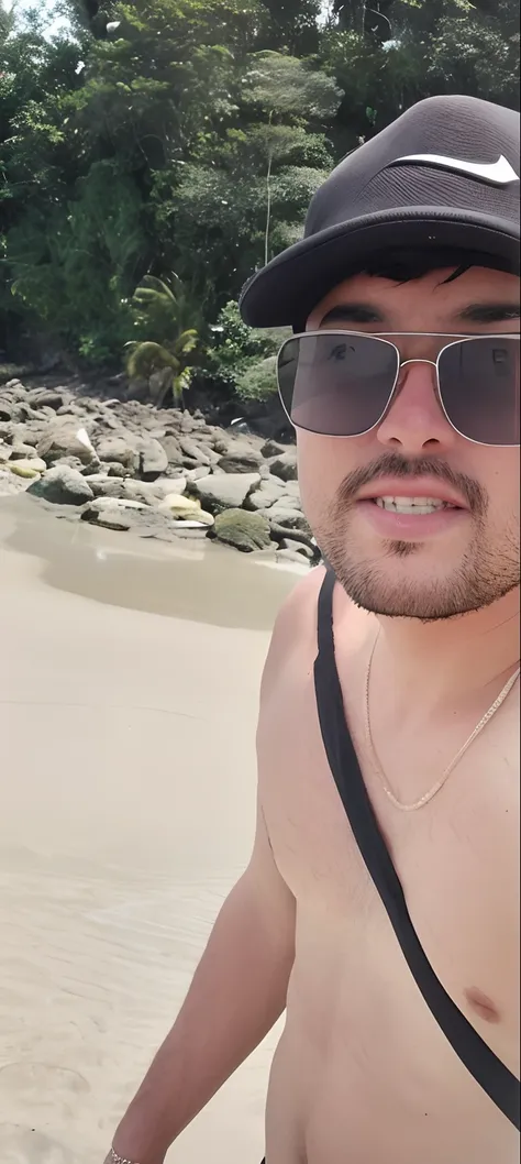 Theres a man with a hat and sunglasses standing on the beach, em uma praia tropical, na praia, em uma praia, foto de praia, neckbeard, foto de perfil 1024px, na praia, na praia, posando em uma praia com o oceano, dia ensolarado na praia, caio santos, Hora ...