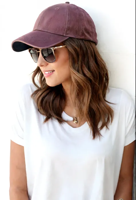 A woman wearing a hat and sunglasses standing against a wall, wearing sunglasses and a cap, wearing a baseball cap, wearing a baseball hat, cabelos ondulados na altura dos ombros, wearing baseball cap, wearing sunglasses and a hat, cabelos longos ondulados...