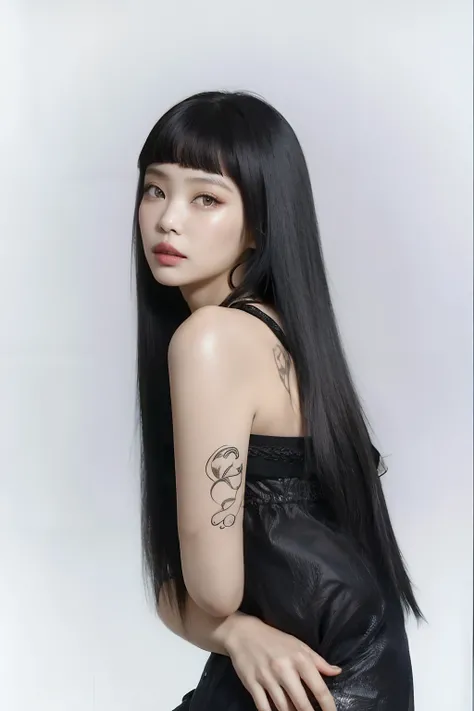 Mujer arafed con un tatuaje en el brazo y un vestido negro, cabello blackbangs cabello, Cabello largo y negro con flequillo, Ella tiene el pelo negro con flequillo, de chica taiwanesa con tatuajes, flequillo largo y recto, Cabello largo con flequillo compl...