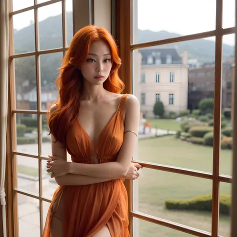 Arafed woman in an orange dress standing by a window, ela tem cabelos longos e redorange, flowing ginger hair, pele laranja e cabelo ardente longo, pose elegante e deslumbrante, Deusa dos cabelos ruivos, longos cabelos ondulados laranja, Mulher sul-coreana...