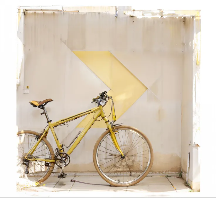 Theres a bicycle leaning against a sepia-colored wall, (Lemon yellow detail) com uma seta amarela, bicicleta no fundo, granulado, bicicleta, foto colorida, ocultar geometria, illustration!, geometria, ciclismo!!, foto granulada, cor polaroid foto, Biciclet...