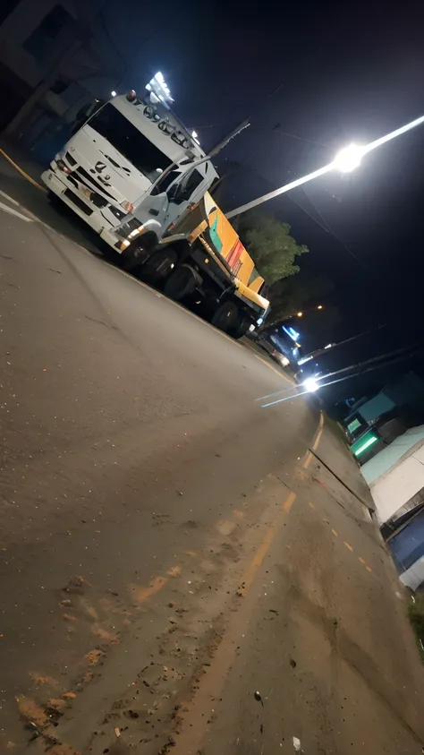 There is a truck that is parked on the side of the road, imagem de qualidade muito baixa, no meio da rua, perspectiva da rua, taken in the early 2020s, em uma rua, on a street at night, foto de rua, noite!!, Noite de rua, non blurry, filmagens noturnas, ex...