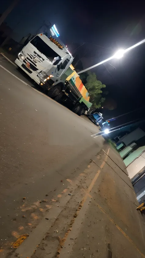 There is a truck that is parked on the side of the road, imagem de qualidade muito baixa, no meio da rua, perspectiva da rua, taken in the early 2020s, em uma rua, on a street at night, foto de rua, noite!!, Noite de rua, non blurry, filmagens noturnas, ex...