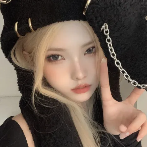 Blonde girl with black cat hat and chain around her neck, Ulzzang, cruel korean goth girl, Retrato de Jossi de Blackpink, wan adorable korean face, pale porcelain white skin, Parque Roseanne do Blackpink, maquiagem sul-coreana popular, Sakimichan, pale whi...